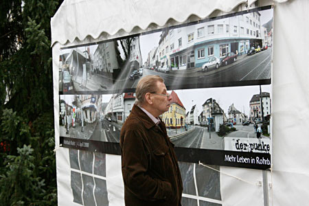 Mann betrachtet das Panorama des Markt vor dem Umbau